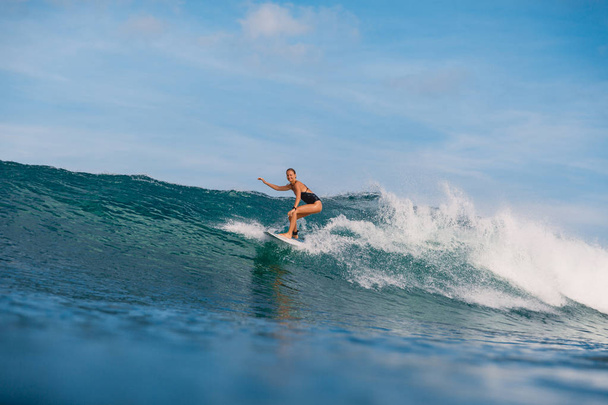 Dalga surfboard binen kadın. Okyanus sörf sırasında kadında - Fotoğraf, Görsel