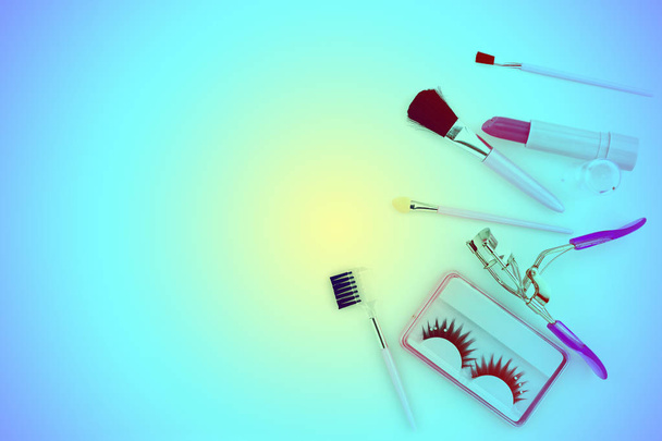 Set de cosméticos para mujeres aisladas, estilo de filtro colorido
.  - Foto, Imagen