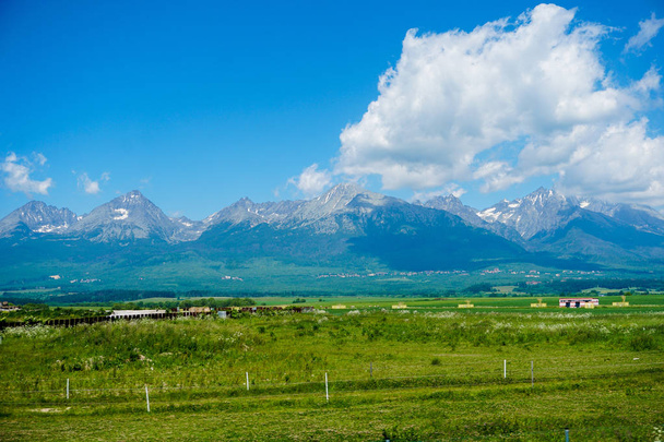 青空の背景と草のフィールドとスロバキアのタトラ山脈. - 写真・画像