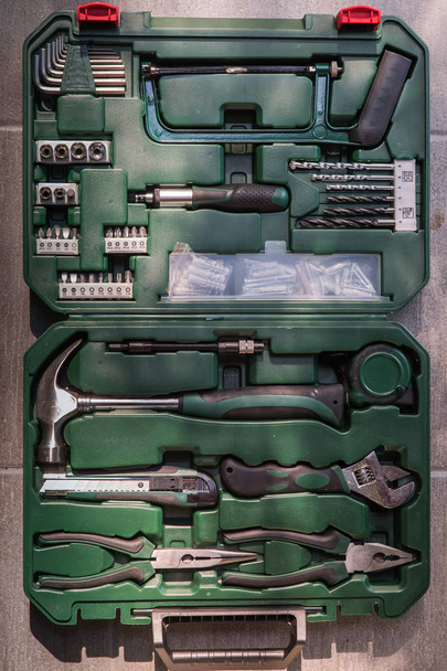 Caixa aberta com conjunto de ferramentas de reparação
 - Foto, Imagem