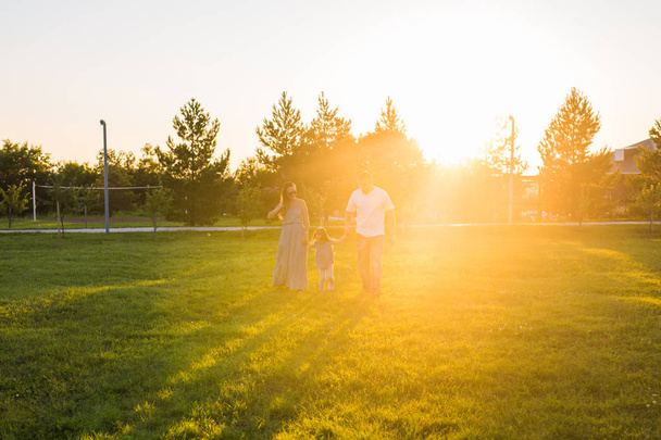 Přátelské rodinné procházky v parku a bavit se společně - Fotografie, Obrázek