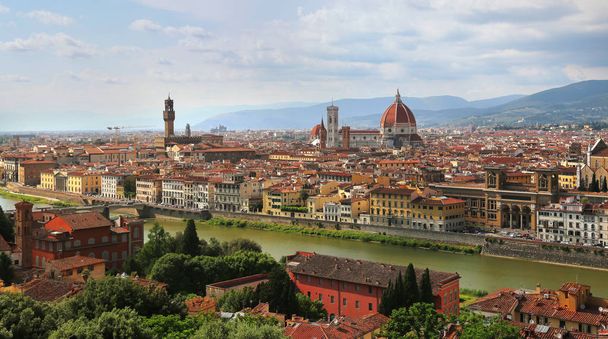 Veduta del Duomo di Firenze (Duomo di Santa Maria Del Fiore) e dello skyline di Palazzo Vecchio a Firenze durante la serata a Firenze
 - Foto, immagini