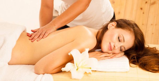 Opieka ciała. Zabieg masażu ciała. Kobieta mająca masaż w salonie spa - Zdjęcie, obraz