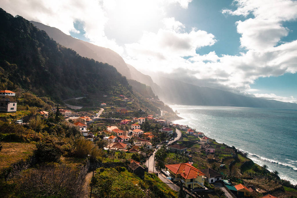 Vista deslumbrante para as aldeias montanhosas ao pôr do sol na ilha da Madeira, Portugal
 - Foto, Imagem