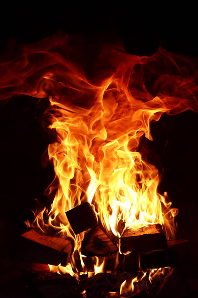 Ateş yanan alev uzun dilleri - Fotoğraf, Görsel