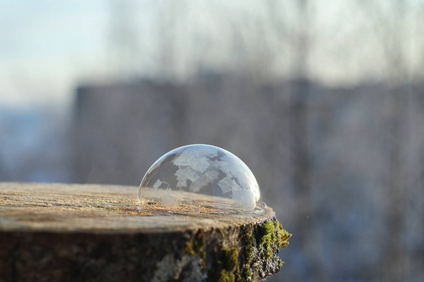 Мильні бульбашки замерзають на холоді. Зимове мило вода замерзає в т
 - Фото, зображення