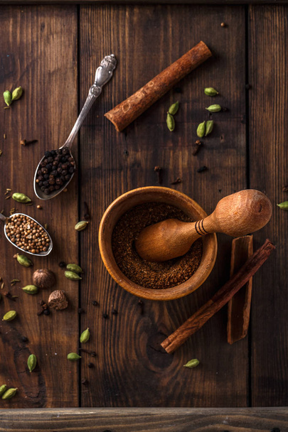 Tradition indian garam masala with assorted ingridients - Foto, imagen