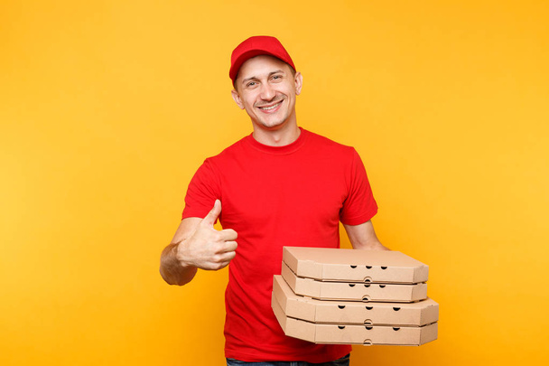 Doručovatel v červené čepici, triko dávat jídlo objednávky krabic na pizzu izolované na žlutém pozadí. Muž zaměstnanec pizzaman nebo courier v uniformě drží italskou pizzu v lepenkové flatbox. Servisní koncept - Fotografie, Obrázek