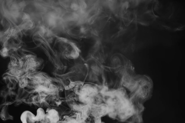 Fumée blanche sur fond noir. Texture de fumée. Clubs de wh
 - Photo, image