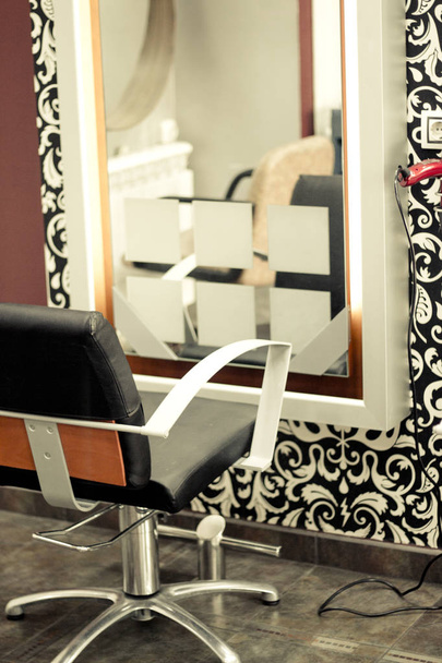 Частина салону краси зі стільцями для клієнтів
 - Фото, зображення