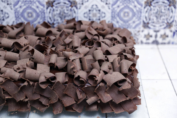 Czekoladowe ciasto z czekolady wióry na anivesario tabeli - pyszny tort z czekolady - Zdjęcie, obraz