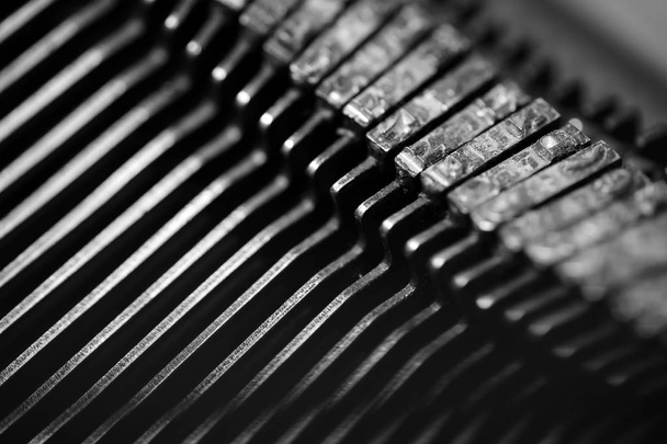 Diferentes pequenos elementos metálicos de uma velha máquina de escrever
 - Foto, Imagem