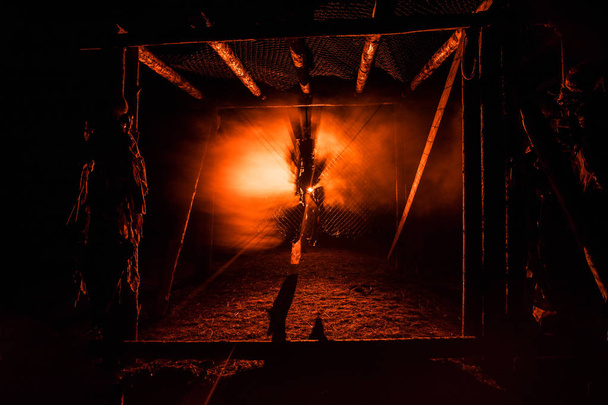 Horror-Ansicht Silhouette des erhängten Mannes auf einem Baugerüst in der Nacht mit Nebel und getöntem Licht auf dem Hintergrund. Hinrichtung (oder Selbstmord). Horror-Halloween-Konzept. - Foto, Bild