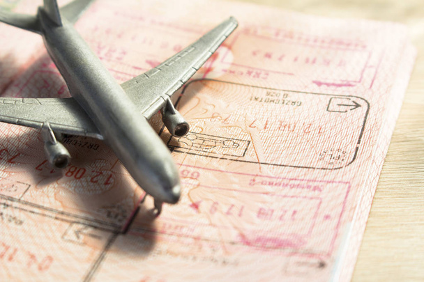 pequeño avión de juguete con pasaporte extranjero
 - Foto, imagen