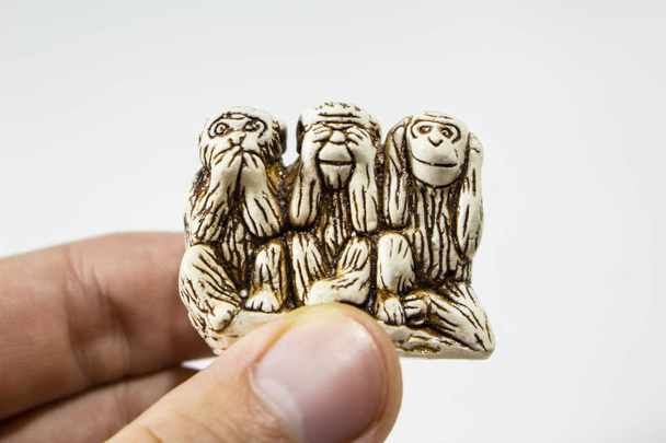 figurita tres monos, no ven, no oyen, no hablan, símbolo
 - Foto, imagen