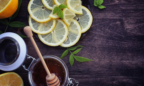 Чай с лимоном и мятой в природе. Чашку горячего мятного чая с Ле
 - Фото, изображение