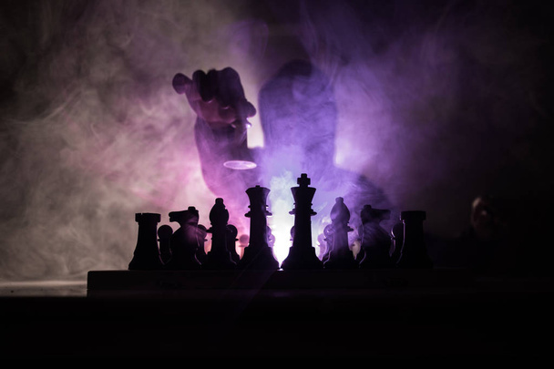 Чоловік грає в шахи. Страшний розмитий силует людини в шахівниці з шаховими фігурами. Темний тонований туманний фон. Вибірковий фокус. Концепція жахів
 - Фото, зображення