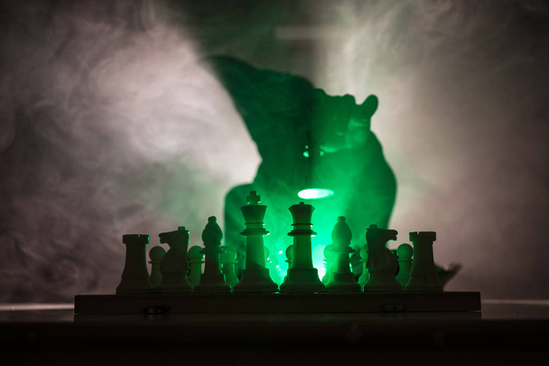 チェスの男。チェス図とチェスで人の怖いぼやけたシルエット。暗いトーンの霧の背景。選択と集中。ホラー コンセプト - 写真・画像