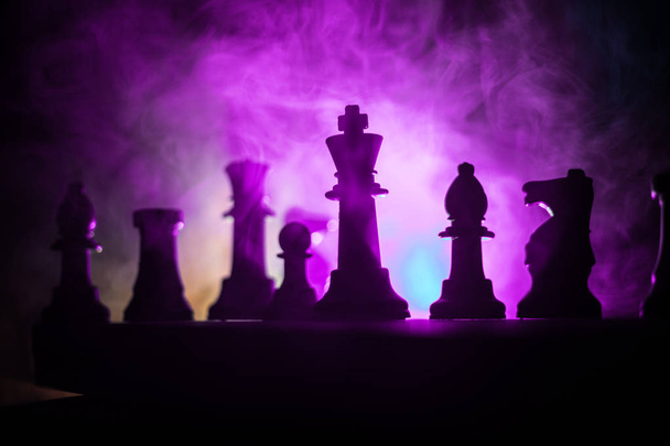 Schachbrettspiel Konzept von Geschäftsideen und Wettbewerb oder Strategie-Ideen-Konzept. Schachfiguren auf dunkel getöntem Nebel. Selektiver Fokus - Foto, Bild