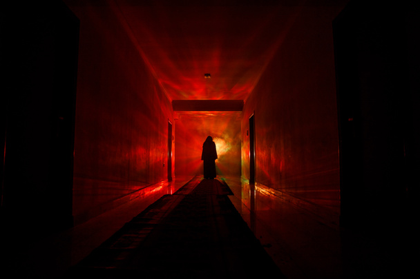 Silhouette effrayante dans le bâtiment sombre abandonné. Horreur sur le concept maniaque ou couloir sombre avec portes d'armoire et lumières avec silhouette d'horreur effrayant personne debout avec différentes poses
. - Photo, image