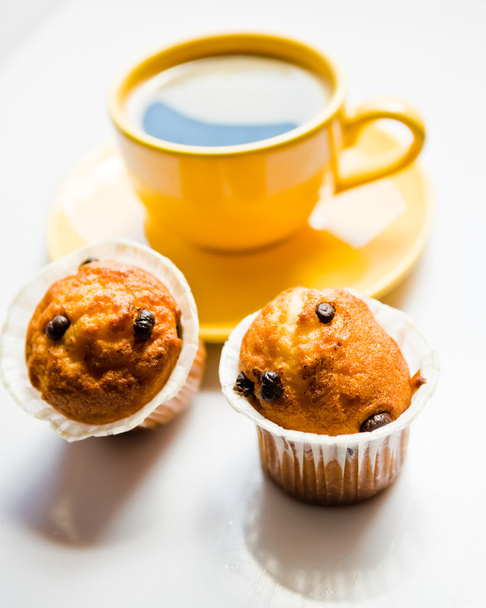 Coffee in an yellow cup and muffins - Foto, Bild