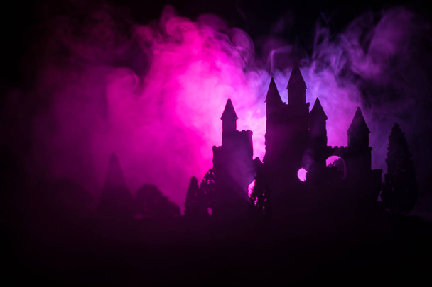 Mystérieux château médiéval en pleine lune brumeuse. Ancien château gothique abandonné la nuit. Concentration sélective
 - Photo, image