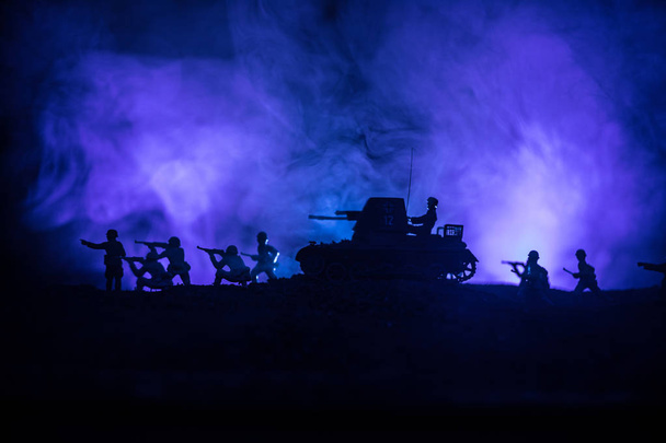 Conceito de Guerra. silhuetas militares cena de luta no fundo do céu nevoeiro guerra, tanques alemães da guerra mundial silhuetas abaixo do céu nublado à noite. Cena de ataque. Veículos blindados. Batalha de tanques - Foto, Imagem