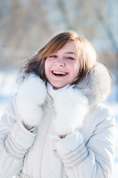 portret młodej kobiety zimą. płytkie dof. - Zdjęcie, obraz