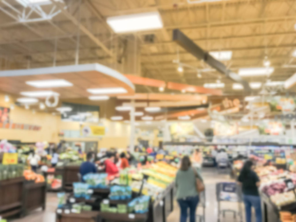 Desfocado movimento ocupado cliente de compras de frutas e legumes frescos no supermercado em Irving, Texas, EUA. Produtos orgânicos, cultivados localmente em exposição. Alimentos saudáveis fundo abstrato no supermercado
 - Foto, Imagem
