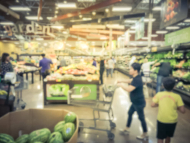 Ruch niewyraźne zakupów dla świeżych, certyfikowanych organicznych owoców i warzyw w sklepie spożywczym. Organiczne, lokalnie uprawianych wytwarza na wyświetlaczu. Zdrowe jedzenie streszczenie tło w supermarkecie - Zdjęcie, obraz