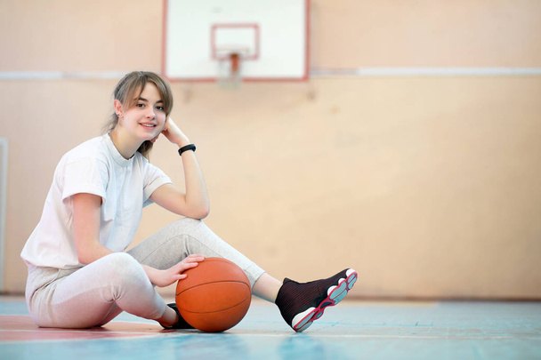 Ragazza in palestra a giocare a basket
 - Foto, immagini
