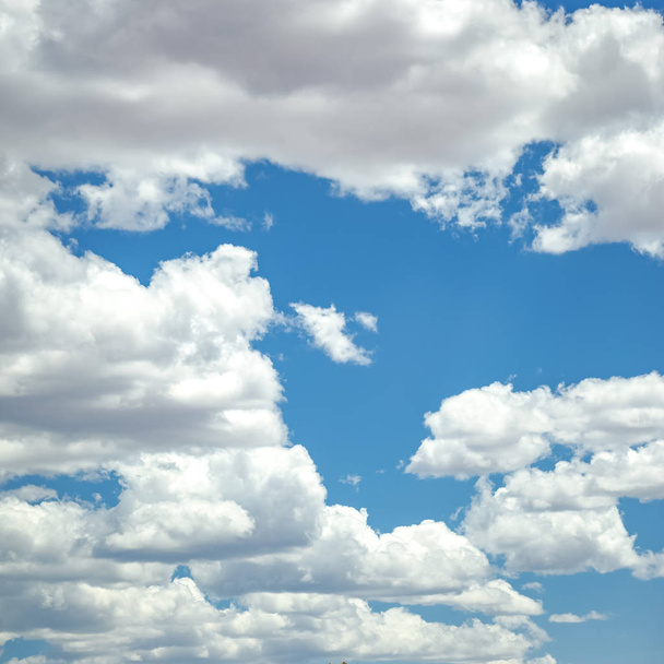 Göz kamaştırıcı mavi gökyüzü üzerinde kabarık cumulus bulutları - Fotoğraf, Görsel