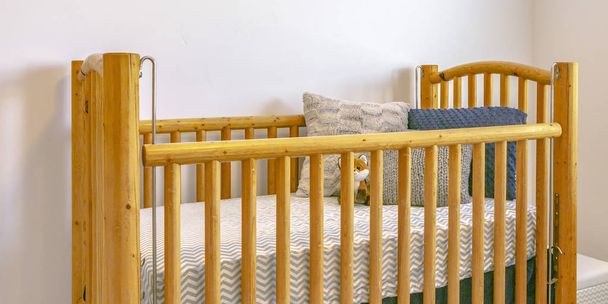Drewniane łóżeczko dziecięce z poduszki materac i nadziewane zabawka - Zdjęcie, obraz