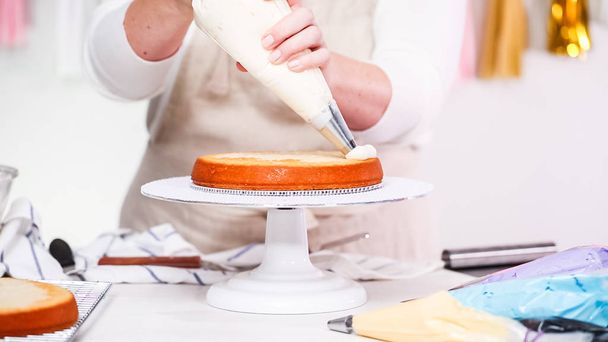 Krok za krokem. Pečivo kuchař dělat jednorožec dort pro malou dívku oslava narozenin. - Fotografie, Obrázek