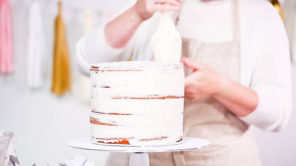 Крок за кроком. Випічка шеф-кухар робить єдиноріг торт для вечірки на день народження маленької дівчинки
. - Фото, зображення