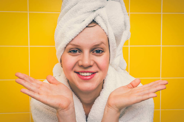Mooie lachende vrouw in badjas met handdoek op haar hoofd - retro stijl - Foto, afbeelding