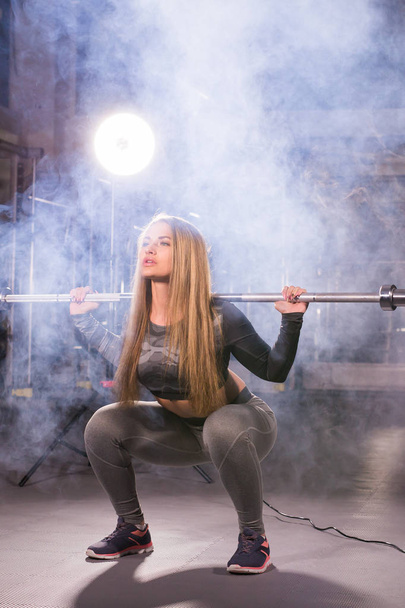 urheilu, kunto, koulutus ja onnellisuus käsite - urheilullinen nainen barbell kuntosalilla
 - Valokuva, kuva