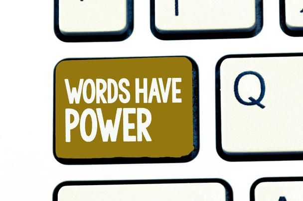 Texto de caligrafia Palavras têm poder. Conceito que significa Capacidade de energia para curar ajuda a dificultar humilhar e humilhar
 - Foto, Imagem