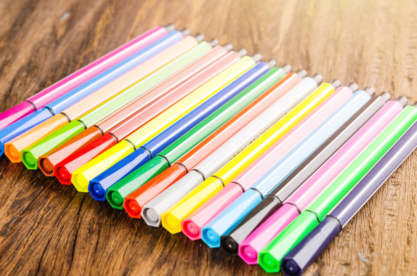 Assortimento di matite colorate / matite colorate / matite colorate da disegno in una varietà di colori
 - Foto, immagini