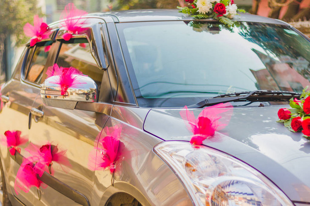 Auto dekorace pro svatbu s barevnými květy. - Fotografie, Obrázek