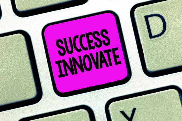 Írócetli a siker újításról. Üzleti fotó bemutatása, hogy a szervezetek jobban alkalmazkodnak a piaci erők - Fotó, kép