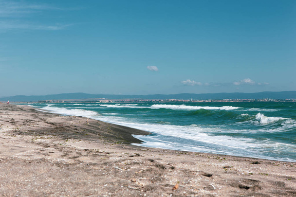 Pomorie, Bulharsko - 21 září 2018: Oblast "Kosata" po celém městě. Tato pláž je jedna z nejkrásnějších na bulharském pobřeží. - Fotografie, Obrázek