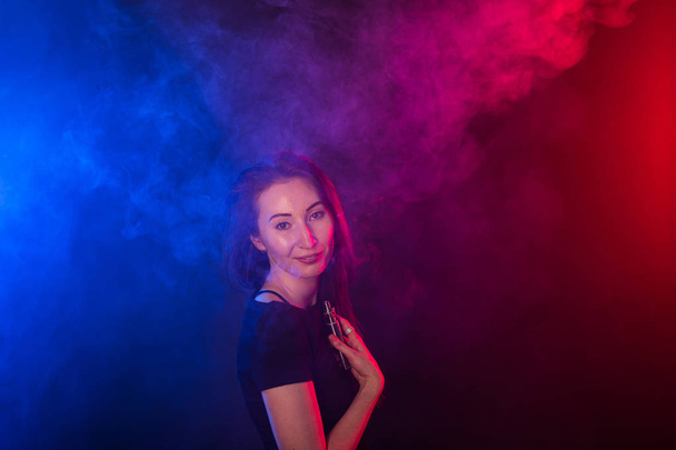retrato de ásia jovem mulher no vermelho e azul néon fumaça
 - Foto, Imagem
