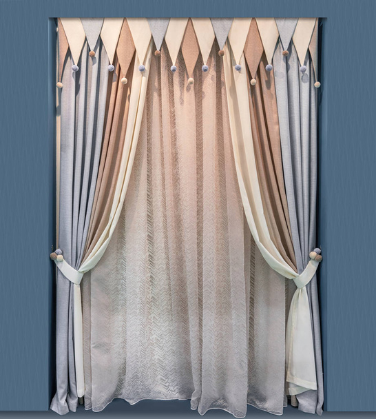    Nowoczesny design wnętrza Pokój dziecięcy z eleganckie zasłony wielobarwne tkaniny z lambrekin w postaci trójkątów - Zdjęcie, obraz