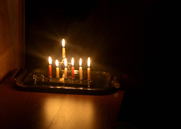 Hanoukka est une fête juive. Bougeoir Hanoukka brûlant avec des bougies. Hanoucca Menorah
 - Photo, image
