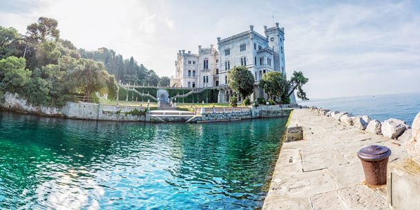 Miramare linna lähellä Trieste, Koillis-Italia. Matkakohde. Kaunis arkkitehtuuri. Panoraama valokuva
. - Valokuva, kuva