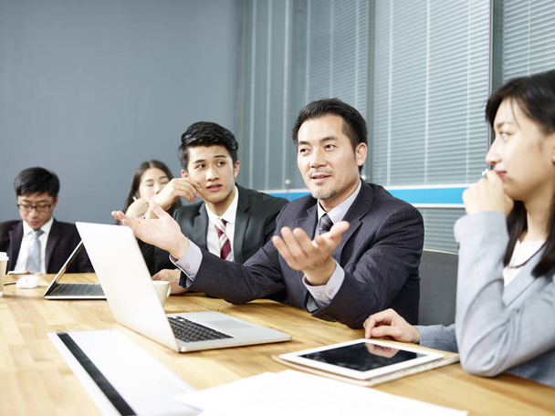 asiático executivo corporativo e sua equipe de negócios reunião e negociação com cliente
. - Foto, Imagem