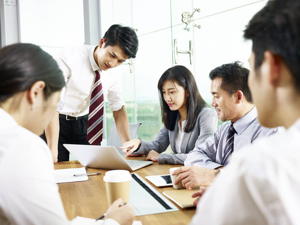 team of asian businessmen and businesswomen meeting in modern office. - Foto, Bild