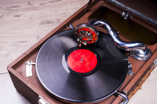 Vieux gramophone, gros plan. Image de style rétro d'une collection de vieux disques vinyle lps avec manches
. - Photo, image