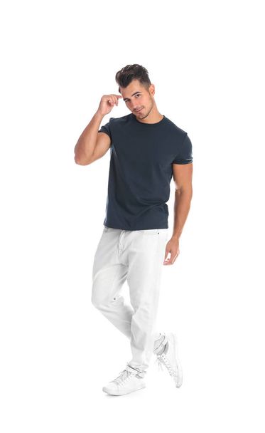 Hombre joven en jeans con estilo sobre fondo blanco
 - Foto, imagen
